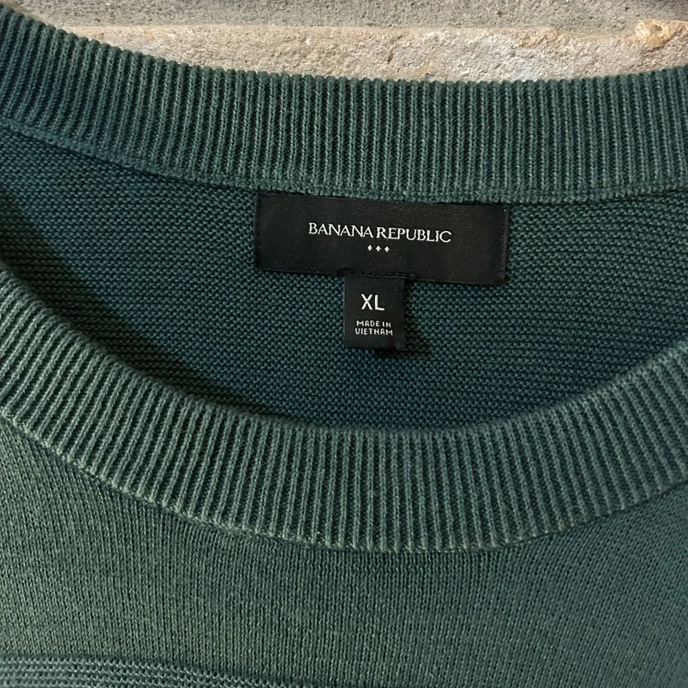 Banana Republic Dark Green Short Sleeve Tee. Mens XL.
